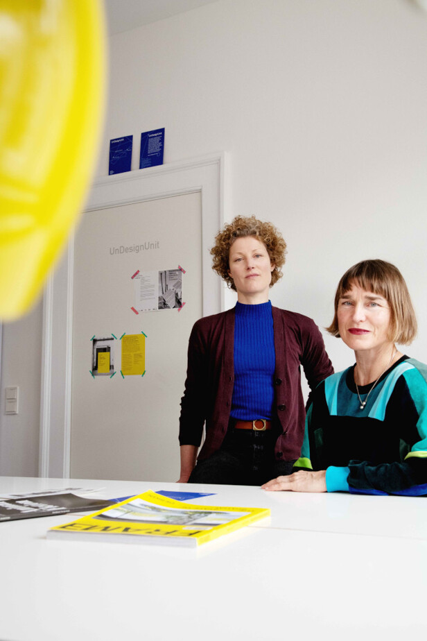 Sarah Dorkenwald und Karianne Fogelberg vor Plakatwand Schmeckt´s