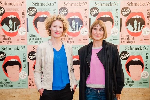 Sarah Dorkenwald und Karianne Fogelberg vor Plakatwand Schmeckt´s